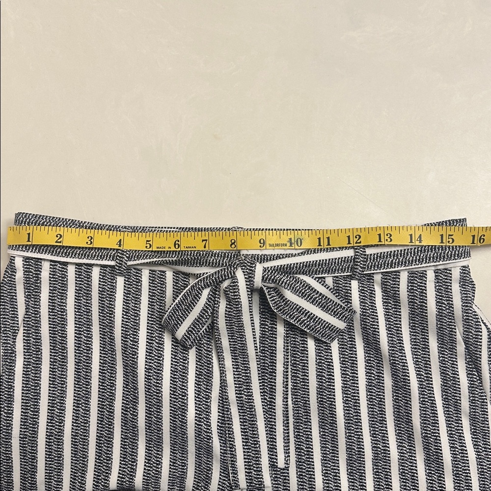 Banana Republic Black and White Shorts size 6 - Picture 4 of 5